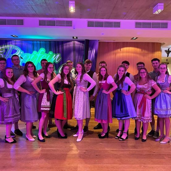 Bild enthält, Urban, Adult, Female, Person, Woman, Fun, Party, Face, Groupshot, Glasses