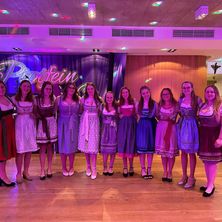 Bild enthält, Groupshot, Person, Adult, Female, Woman, Face, Head, Clothing, Skirt