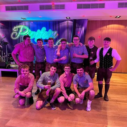 Bild enthält, Urban, People, Person, Adult, Male, Man, Groupshot, Shoe, Face, Shorts