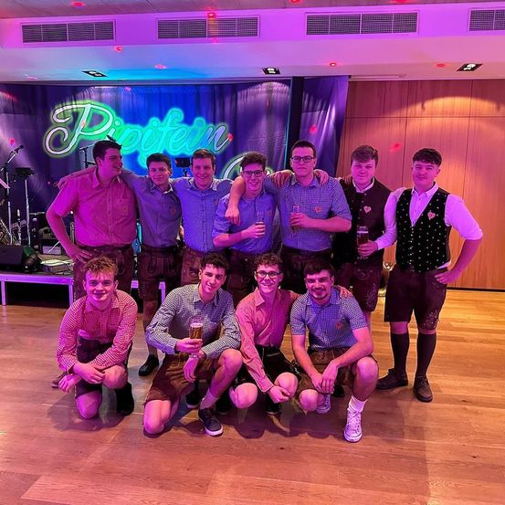 Bild enthält, Urban, People, Person, Adult, Male, Man, Groupshot, Shoe, Face, Shorts