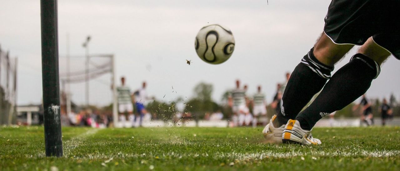 Bild enthält, Football, Soccer, Soccer Ball, Boy, Male, Person, Teen, Field, Shoe, Grass