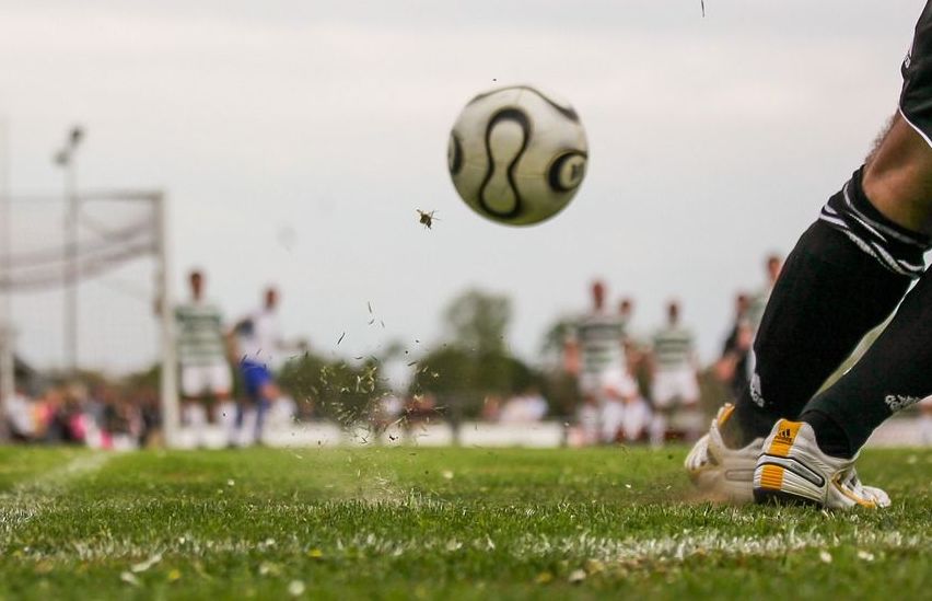 Bild enthält, Football, Soccer, Soccer Ball, Boy, Male, Person, Teen, Field, Shoe, Grass