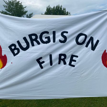 Bild enthält, Banner, Text, Flag