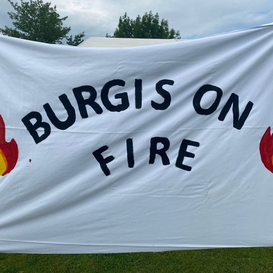 Bild enthält, Banner, Text, Flag