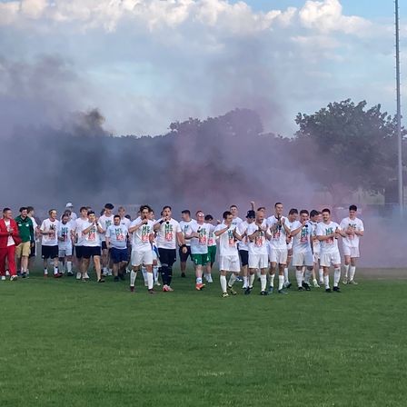 Bild enthält, People, Person, Clothing, Footwear, Shoe, Hat, Face, Head