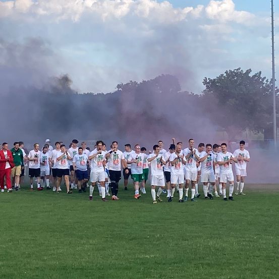 Bild enthält, People, Person, Clothing, Footwear, Shoe, Hat, Face, Head