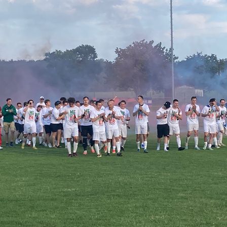 Bild enthält, People, Person, Clothing, Footwear, Shoe, Celebrating, Hat