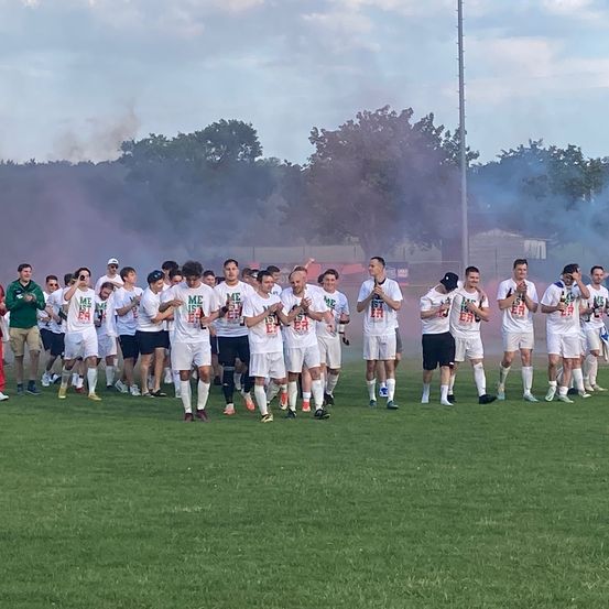 Bild enthält, People, Person, Clothing, Footwear, Shoe, Celebrating, Hat