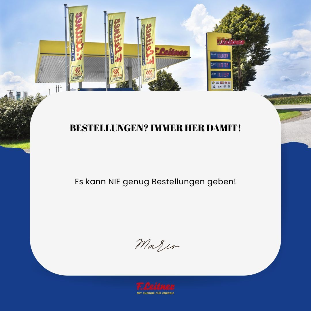 Ein Bild einer Tankstelle mit gelben Bannern und einem Schild mit dem Text 'Bestellungen? Immer her damit!' Es zeigt Kraftstoffpreise und einen Baum an der Seite.