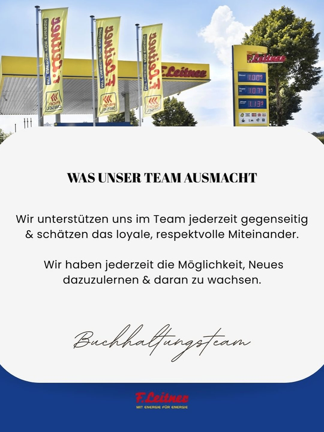Eine Tankstelle mit Bannern und einem Schild, das Kraftstoffpreise anzeigt. Die Tankstelle ist von Bäumen und einem klaren Himmel umgeben. Der Text lautet 'Was unser Team ausmacht' und betont Teamarbeit, Loyalität und Möglichkeiten zum Wachsen.