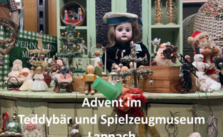 Ein mit verschiedenen Weihnachtsdekorationen gefüllter Schrank, einschließlich Teddybären und Spielzeug, mit einer Puppe in Matrosenmütze. Es zeigt eine Werbung für den Advent im Teddybär- und Spielzeugmuseum in Lanach am 30. November und 7. Dezember 2025.