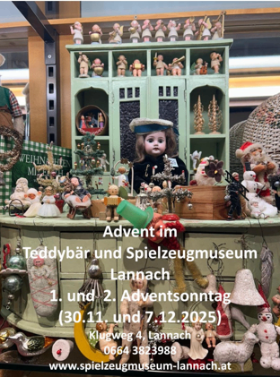 Ein mit verschiedenen Weihnachtsdekorationen gefüllter Schrank, einschließlich Teddybären und Spielzeug, mit einer Puppe in Matrosenmütze. Es zeigt eine Werbung für den Advent im Teddybär- und Spielzeugmuseum in Lanach am 30. November und 7. Dezember 2025.