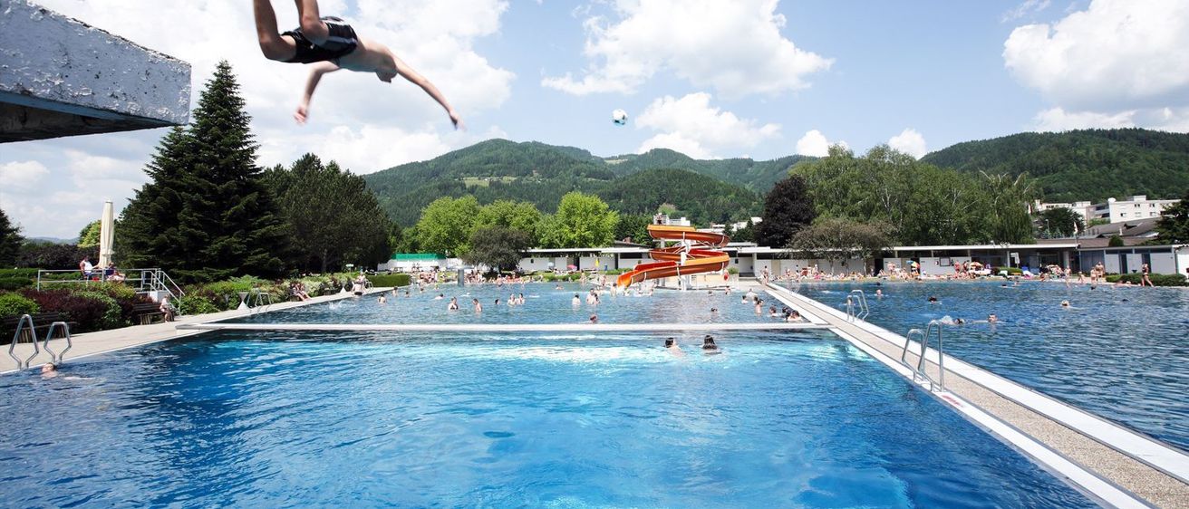 Bild enthält, Water, Pool, Swimming Pool, Person, Summer, Swimming, Diving, Soccer Ball, Outdoors, Tree