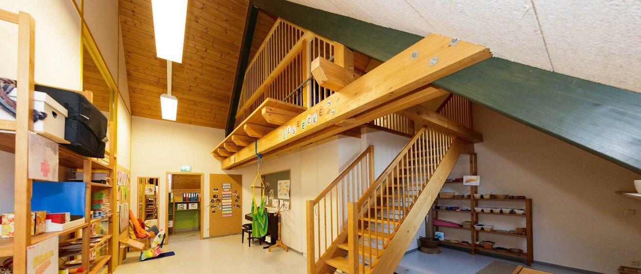 Bild enthält, Indoors, Interior Design, Wood, House, Housing, Staircase, Loft, Chair