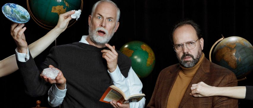 Bild enthält, Sphere, Outer Space, Planet, Globe, Glove, Book, Adult, Male, Man, Person