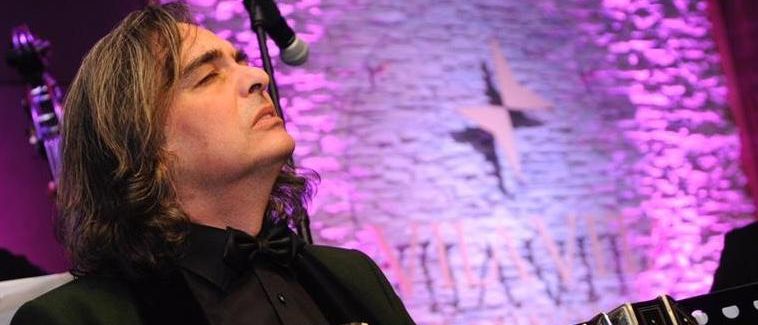 Bild enthält, Adult, Female, Person, Woman, Performer, Solo Performance, Musical Instrument, Face, Microphone, Suit