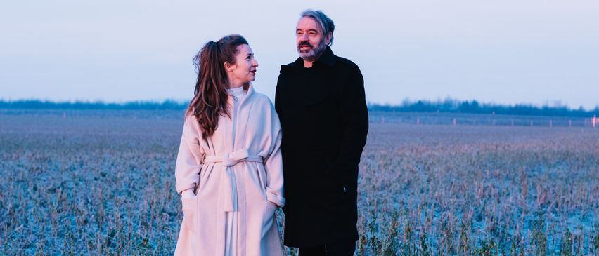 Bild enthält, Dress, Hand, Person, Smile, Adult, Female, Woman, Male, Man, Coat