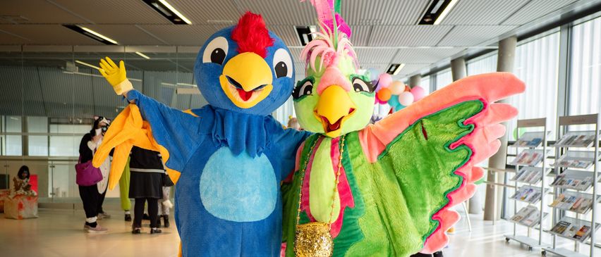 Bild enthält, Mascot, Person, Clothing, Costume, Adult, Female, Woman, Face, Head