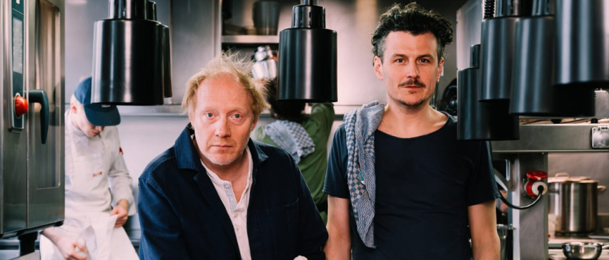 Bild enthält, Adult, Male, Man, Person, Face, Chef, Indoors, People, Hat, Restaurant