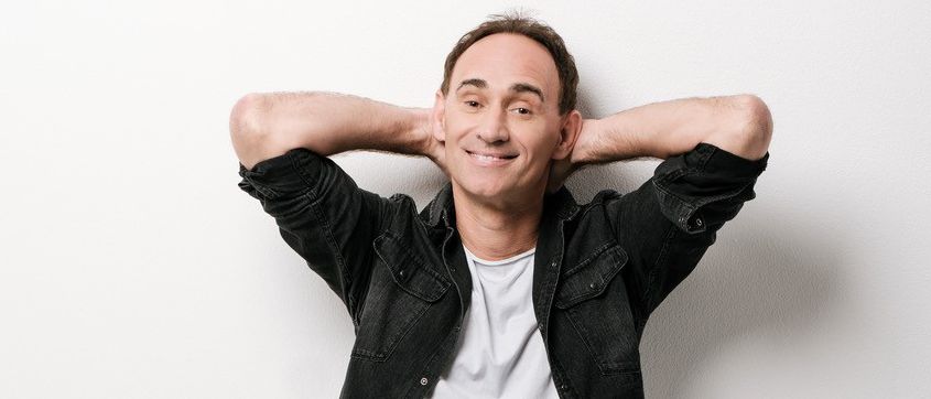 Bild enthält, Shoe, Person, Sitting, Formal Wear, Suit, Adult, Male, Man, Sneaker, Pants