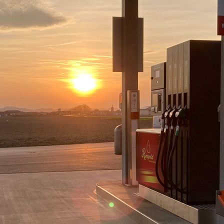 Bild enthält, Nature, Outdoors, Sky, Machine, Road, Horizon, Gas Pump, Pump, Cityscape, Urban