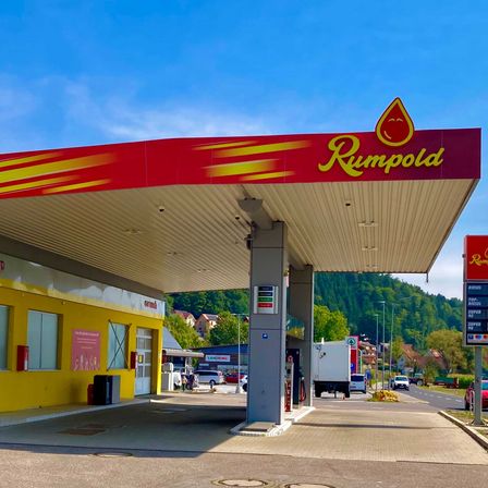 Bild enthält, Machine, Gas Station, Pump, Gas Pump, Person, Car