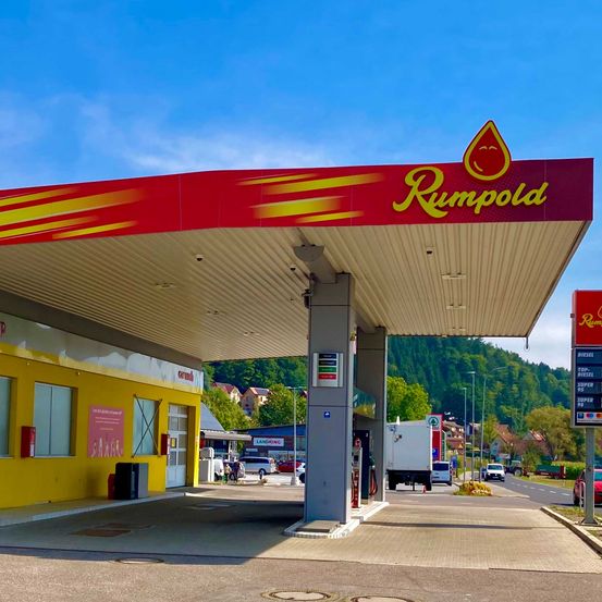 Bild enthält, Machine, Gas Station, Pump, Gas Pump, Person, Car