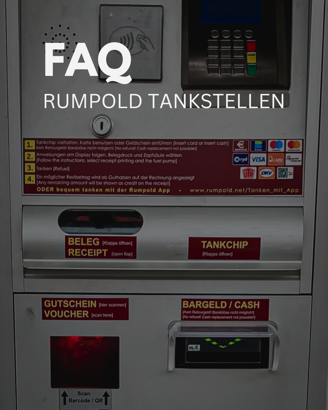Das Bild zeigt einen Zapfsäulenautomaten mit Anweisungen in Deutsch. Es enthält Schritte zum Einlegen einer Tankkarte, Auswahl des Quittungsdrucks, Tanken und Anzeigen des verbleibenden Guthabens. Es gibt auch Etiketten für 'Beleg Receipt', 'Tankchip' und 'Bargeld/Cash Voucher'. Die URL www.rumpold.net/tanken-mit-App ist angegeben.