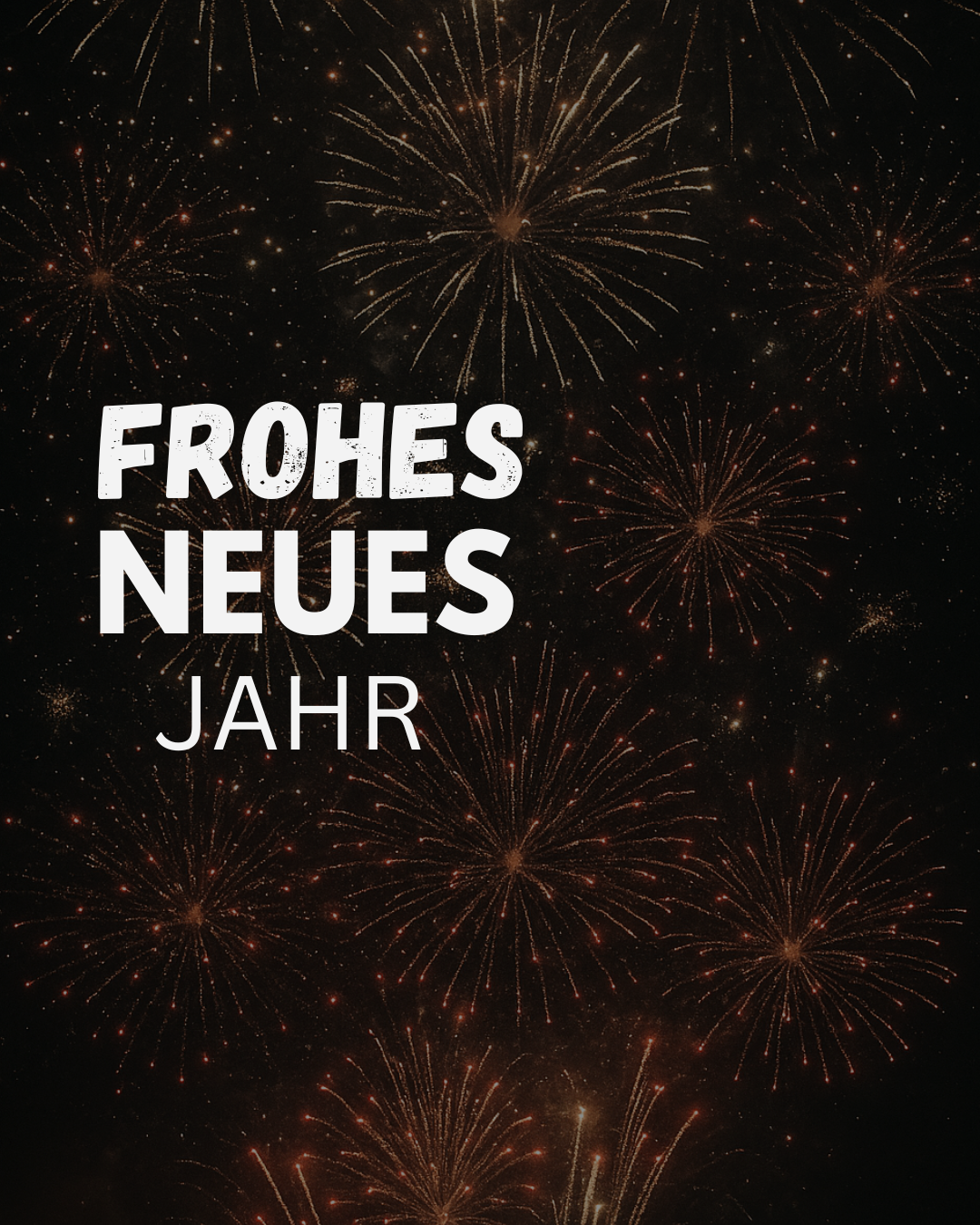 Das Bild zeigt Feuerwerke, die in der Nacht explodieren. Die Worte 'FROHES NEUES JAHR' sind prominent in Weiß angezeigt. Die Feuerwerke sind rot und gelb.