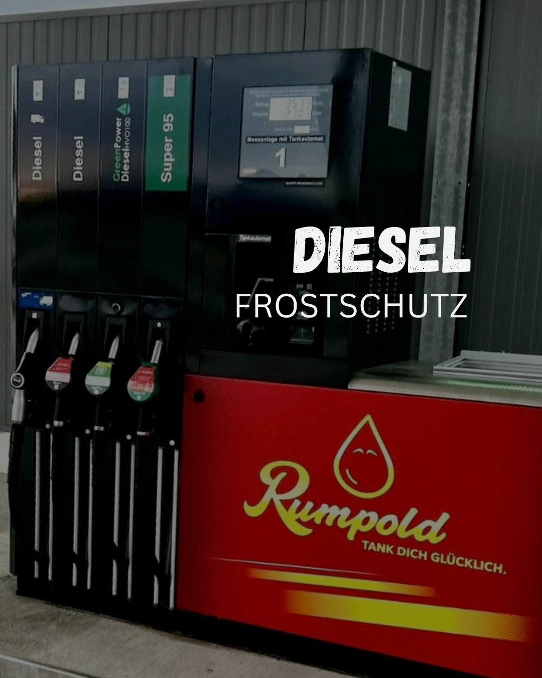 Ein Zapfsäule mit vier Düsen für verschiedene Kraftstoffarten. Die digitale Anzeige zeigt einen Preis von 1,573 pro Liter. Das Wort 'Diesel' ist prominent angezeigt, und darunter steht 'Frostschutz'. Die Zapfsäule befindet sich neben einem roten Behälter mit dem Wort 'Rumpold'.