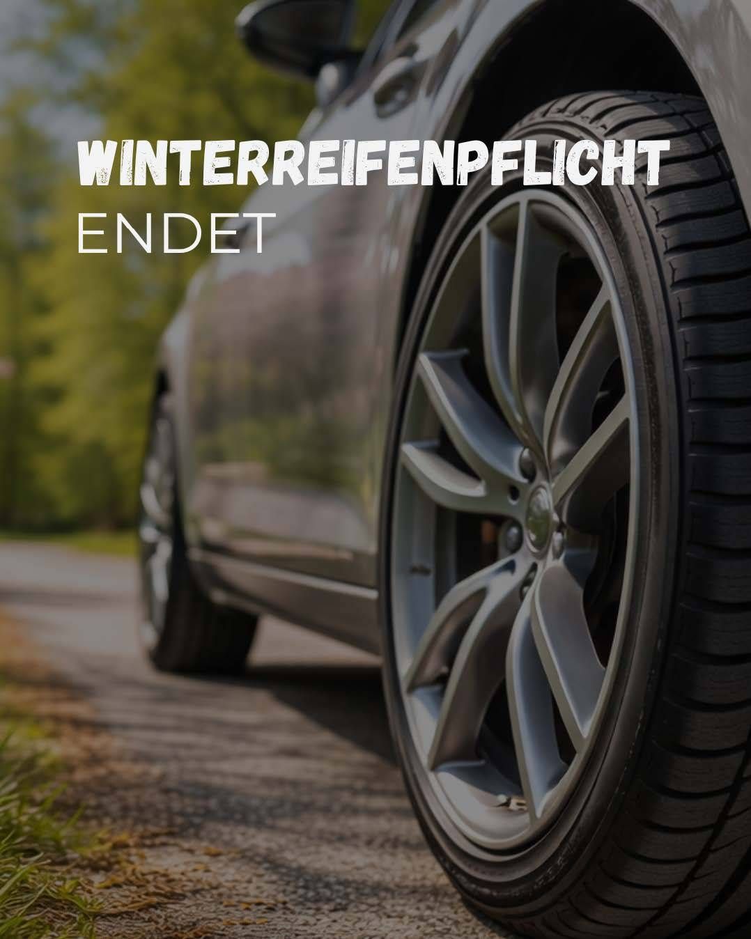 Nahaufnahme eines Autoreifens auf einer Straße mit dem Text 'WINTERREIFENPFLICHT ENDET' oben links.