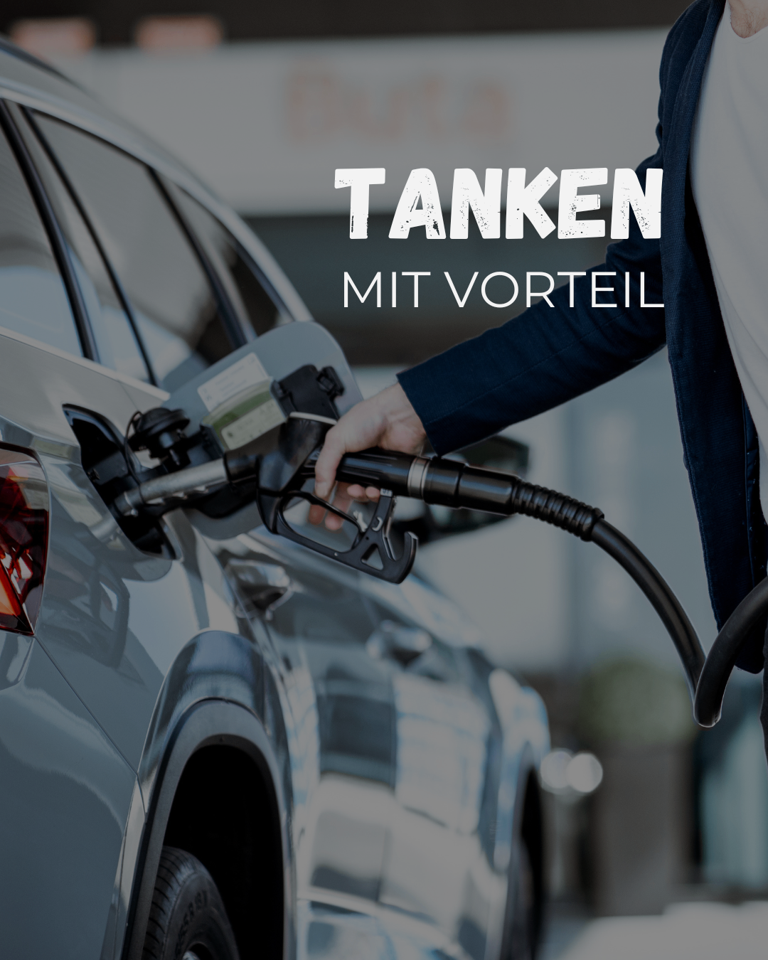 Eine Person füllt ein Auto mit Kraftstoff. Der Tankdeckel des Autos ist offen und eine Zapfsäule wird benutzt. Das Wort Tanken wird oben angezeigt.