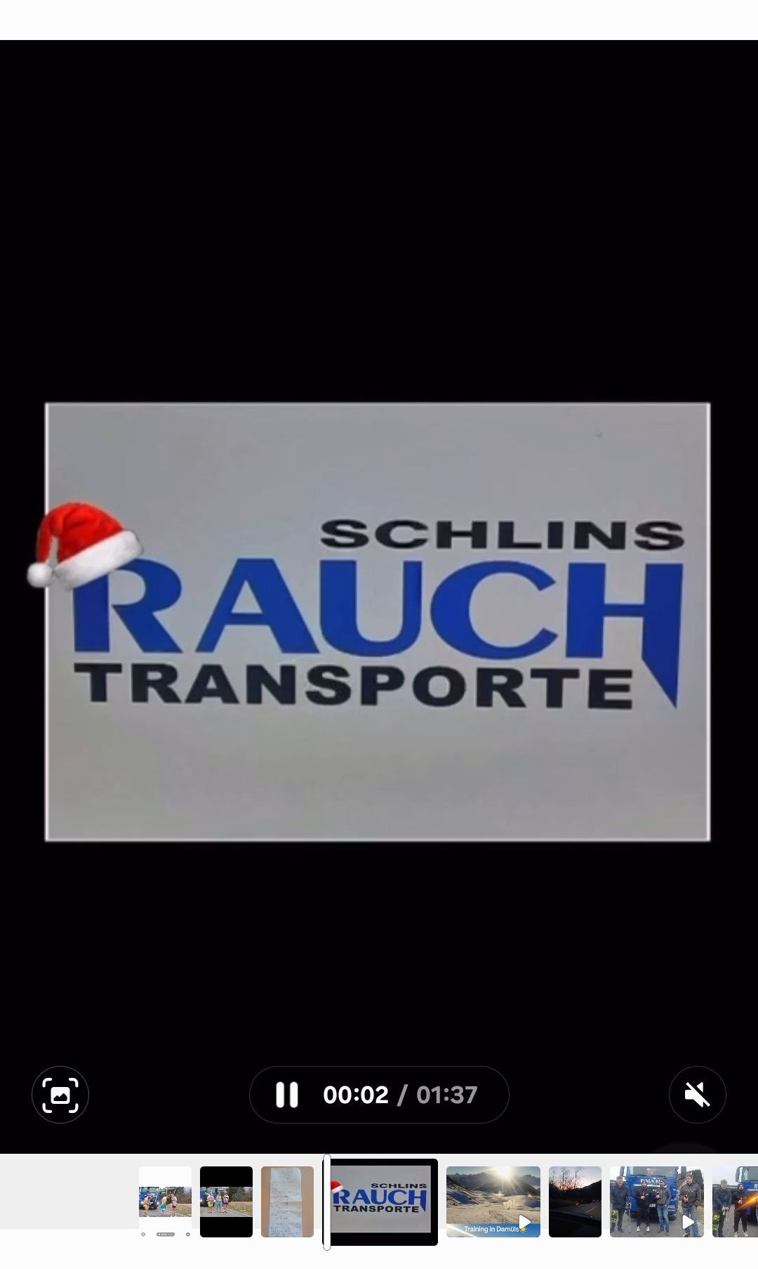 Ein weißes Schild mit einem Weihnachtsmannhut-Logo oben links zeigt die Worte 'SCHLINS RAUCH TRANSPORTE' in blauer und weißer Schrift.