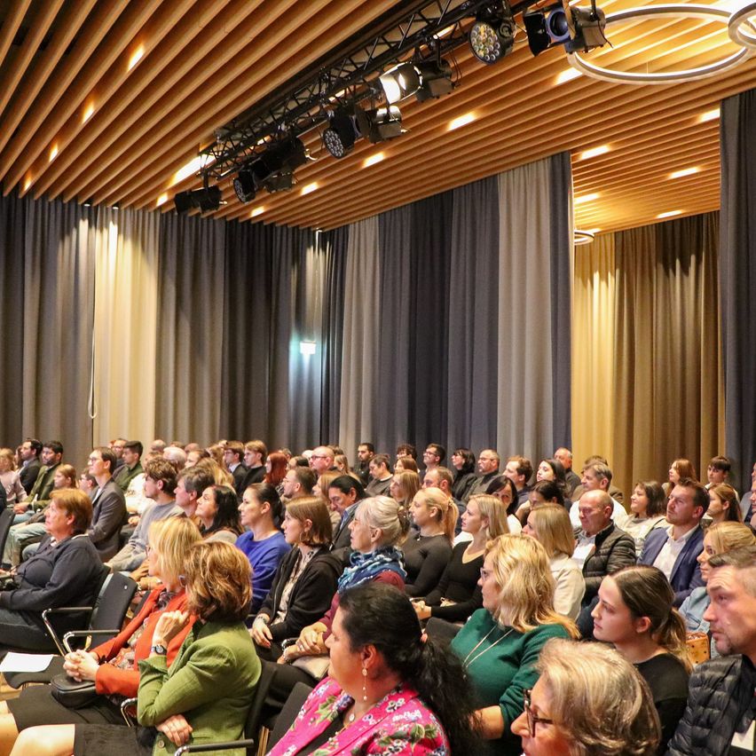 Bild enthält, People, Person, Crowd, Adult, Female, Woman, Classroom, Indoors, Lecture, Man