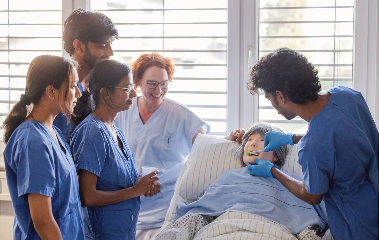 Bild enthält, Clothing, Glove, People, Person, Adult, Female, Woman, Male, Man