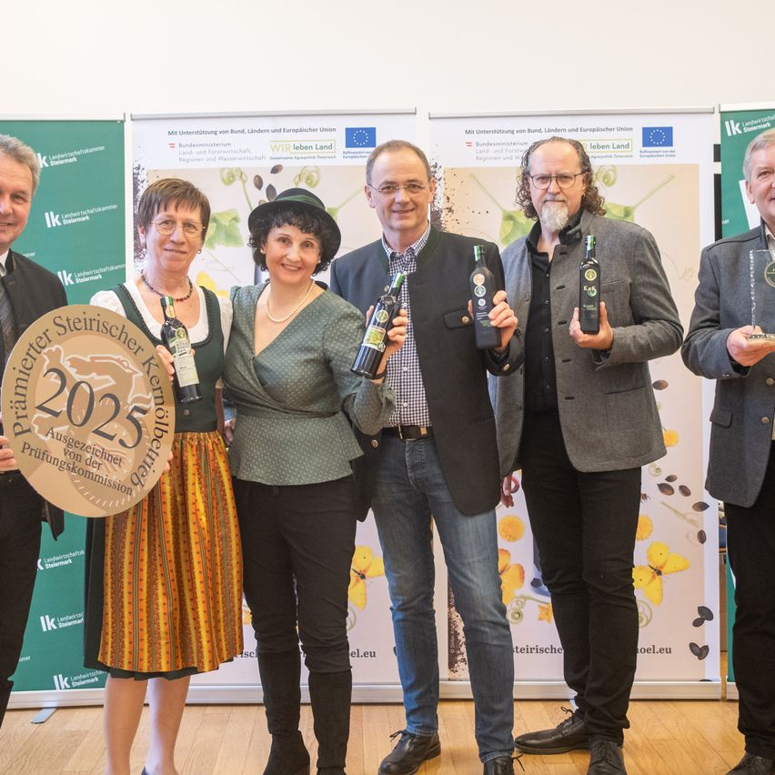 Bild enthält, Jeans, Adult, Male, Man, Person, Coat, Groupshot, Shoe, Crowd, Face