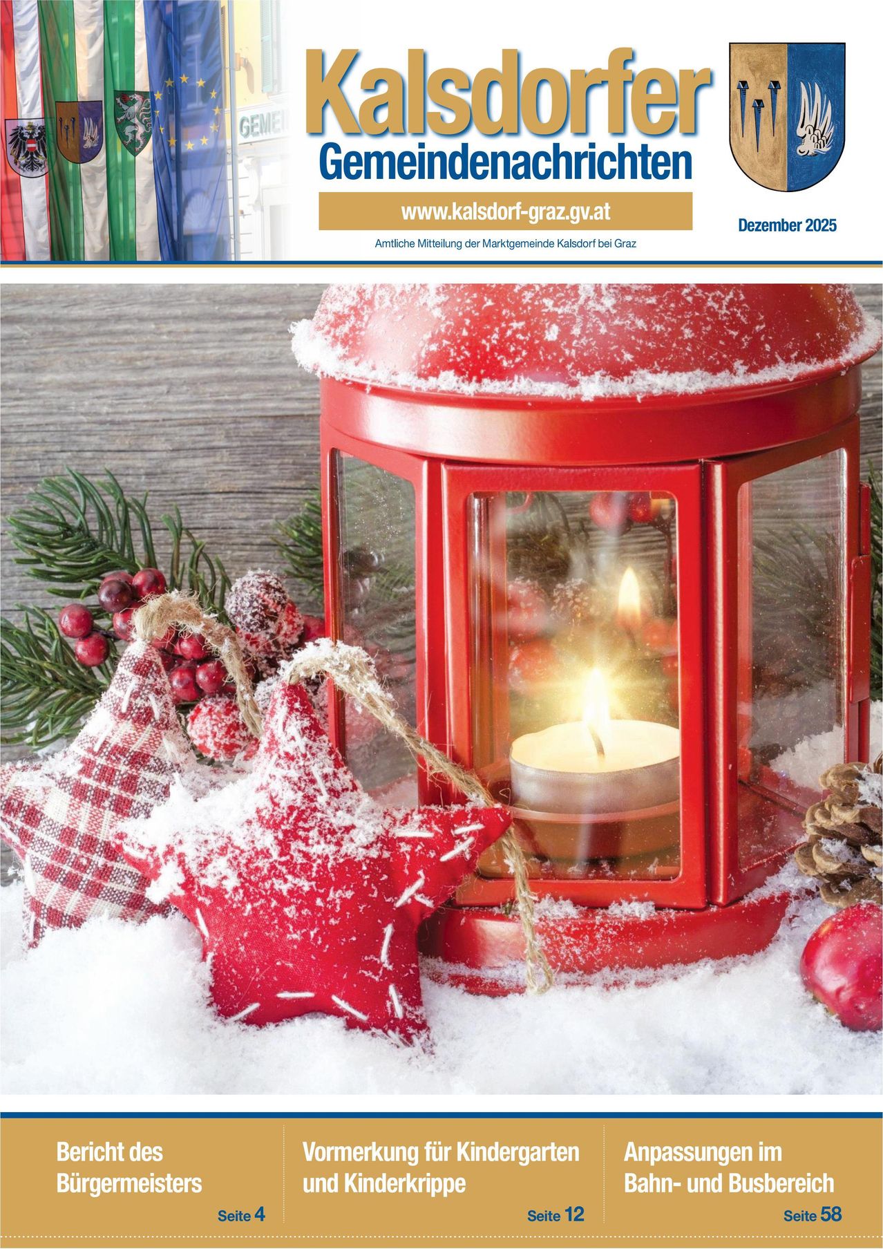 Ein roter Laternen mit einer brennenden Kerze darin, umgeben von Weihnachtsdekorationen wie einem roten Stern, roten Beeren und Tannenzapfen auf einem verschneiten Hintergrund.