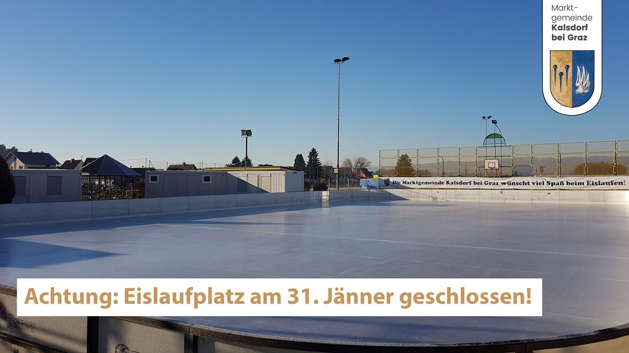 Die Eislaufbahn ist am 31. Januar geschlossen. Ein Zaun und Bäume umgeben die Bahn mit Straßenlaternen und einem Basketballplatz in der Ferne.