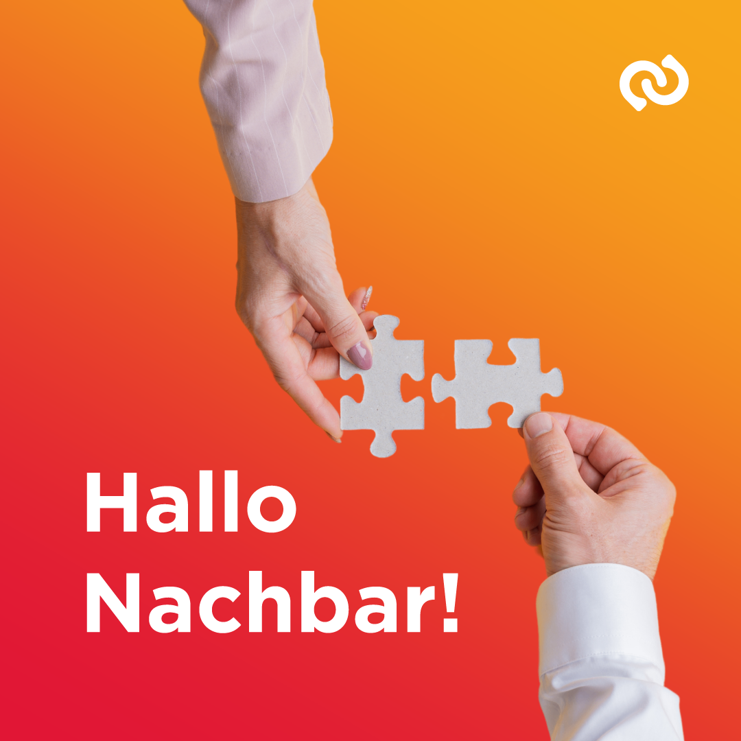 Zwei Hände mit gepflegten Nägeln halten Puzzleteile, die zusammenpassen. Ein orange-gelber Hintergrund mit den Worten 'Hallo Nachbar!' in weiß.