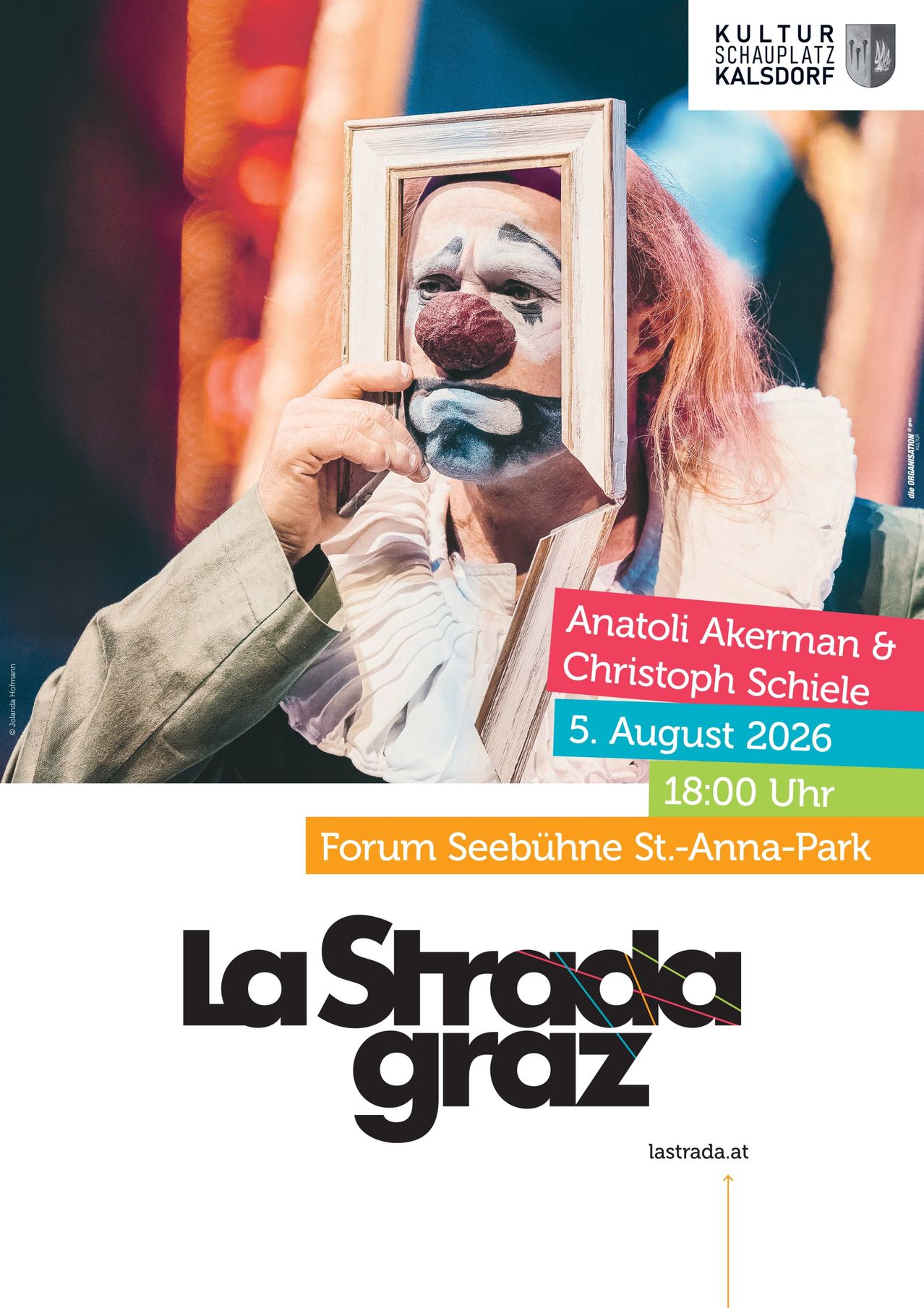 Ein Clown hält einen Spiegel vor sein Gesicht, mit einer roten Nase und blauer Farbe um die Augen. Der Plakat enthält auch die Namen Anatoli Akerman und Christoph Schiele sowie das Datum 5. August 2026.