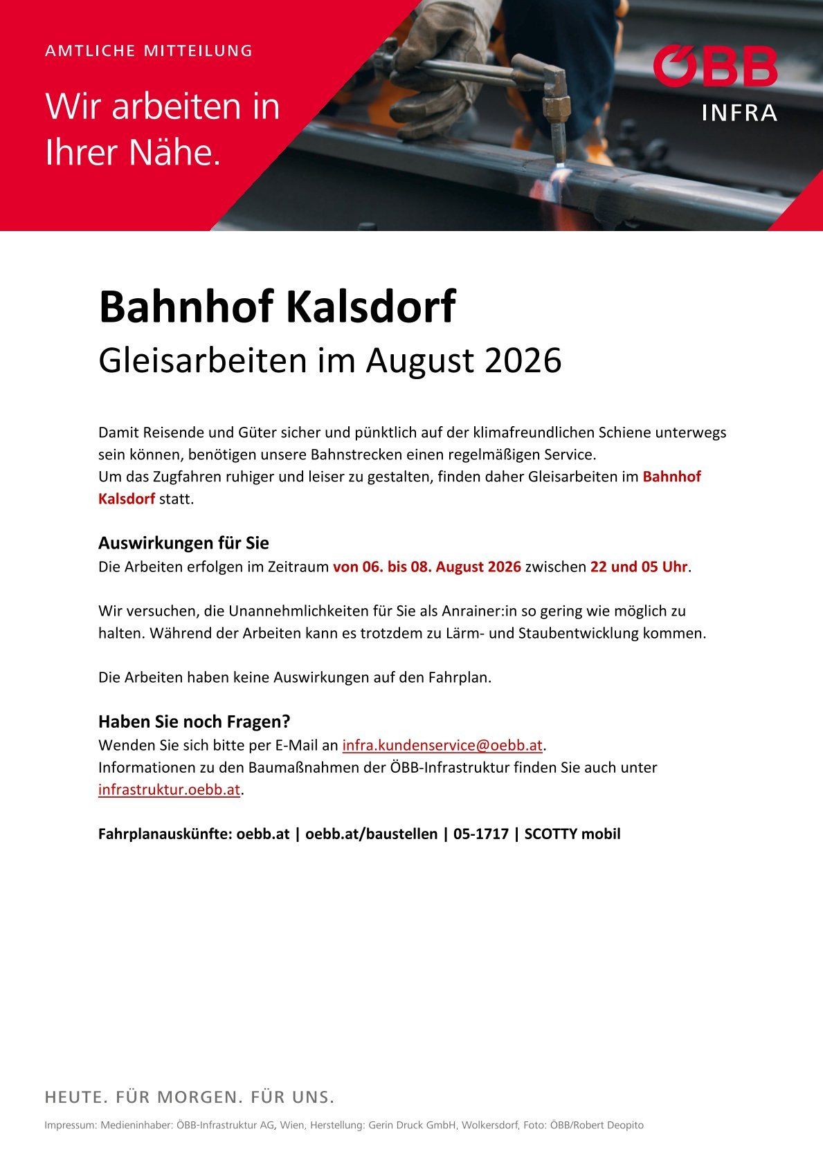Eine Mitteilung über Gleisarbeiten am Bahnhof Kalsdorf im August 2026, die den Zeitplan und die Auswirkungen auf Reisende beschreibt. Es enthält auch Kontaktinformationen für Anfragen.