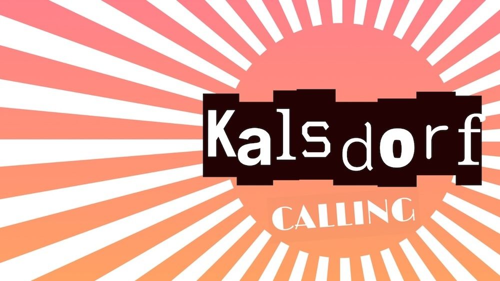 Ein lebhaftes Logo mit den Worten 'Kalsdon Calling' in Weiß auf schwarzem Hintergrund, vor einem rosa-weiß gestreiften Hintergrund.