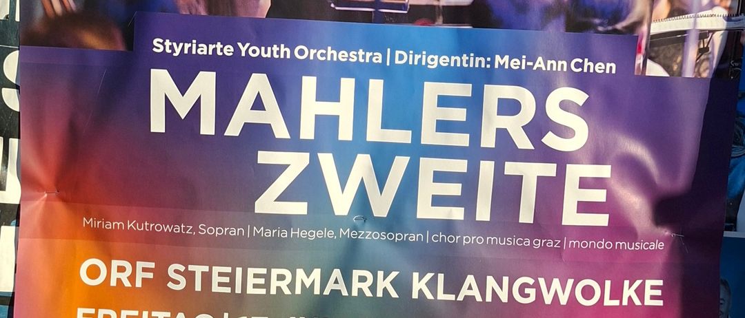 Plakat für Mahlers Zweite Symphonie des Styriarte Jugendorchesters, mit Dirigentin Mei-Ann Chen und Solistin Miriam Kutrowatz und Maria Hegele. Das Event ist für den 17. Juli 2026 um 21:00 Uhr geplant.
