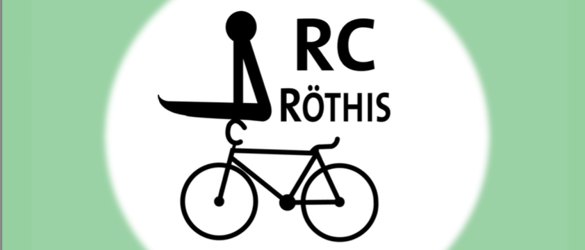 Ein Banner mit einem weißen Kreis auf grünem Hintergrund. Der weiße Kreis enthält eine stilisierte Zeichnung einer Person, die mit einem Surfbrett auf einem Fahrrad fährt. Der Text lautet: 1. ASVO Kunstrad-Cup RC Rothis.
