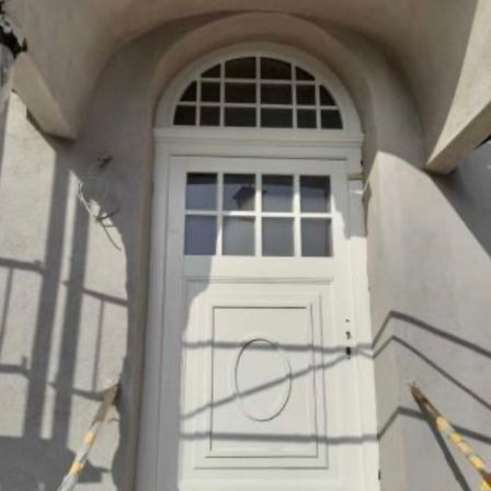 Bild enthält, Door, Architecture, Building, Housing, Arch, House