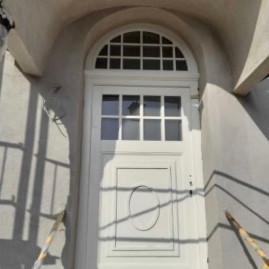 Bild enthält, Door, Architecture, Building, Housing, Arch, House