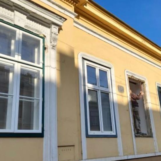 Bild enthält, Architecture, Building, Window, Person