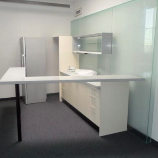 Bild enthält, Furniture, Table, Desk, Architecture, Building, Indoors