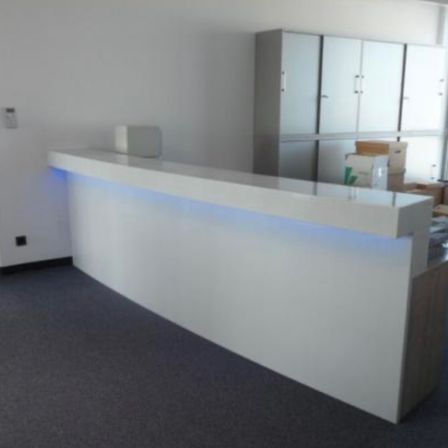 Bild enthält, Furniture, Reception, Table, Reception Desk, Desk, Indoors