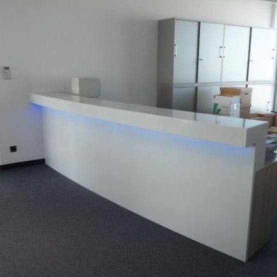 Bild enthält, Furniture, Reception, Table, Reception Desk, Desk, Indoors